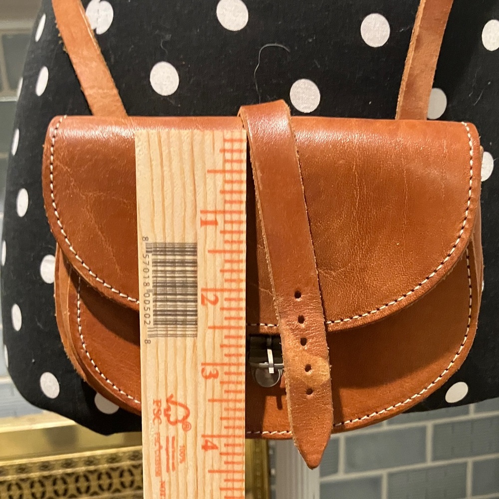 Elegant Tan Leather Crossbody Bag - Picture 5 of 6